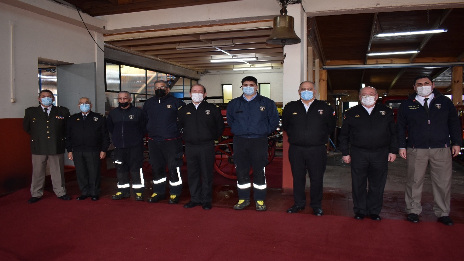 Bomberos de Toltén rescatan a personas que cayeron a un estero